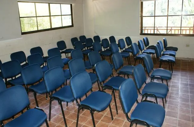 Rancho La Aurora Jarabacoa sala de reuniones